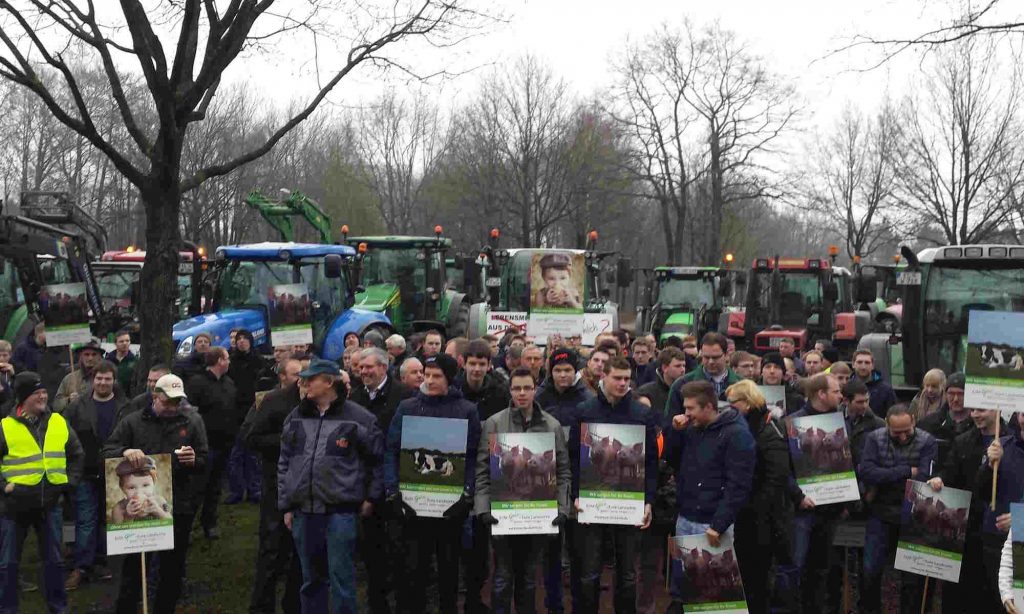 Bauern demonstrieren mit Schleppern in Meppen